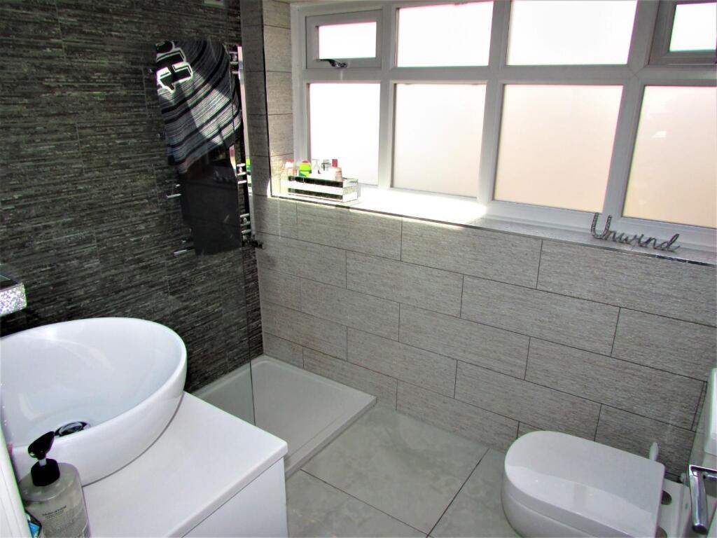 RomanRd102ensuite.JPG