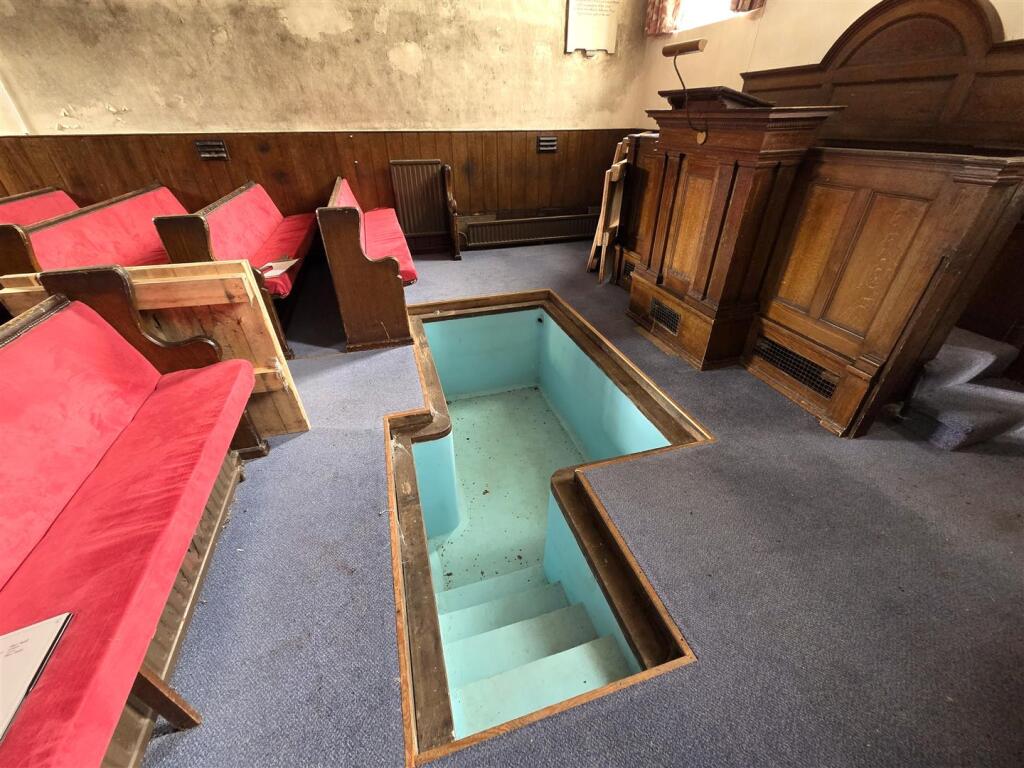 Bradenstoke - Chapel Font.jpg
