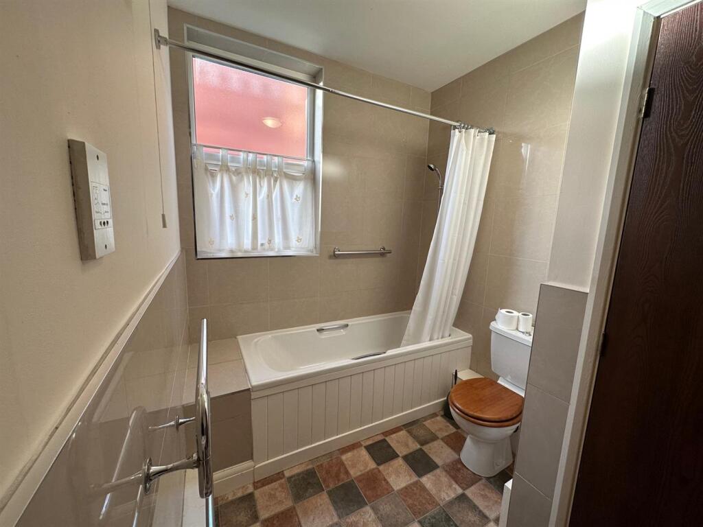 bathroom 2.jpg