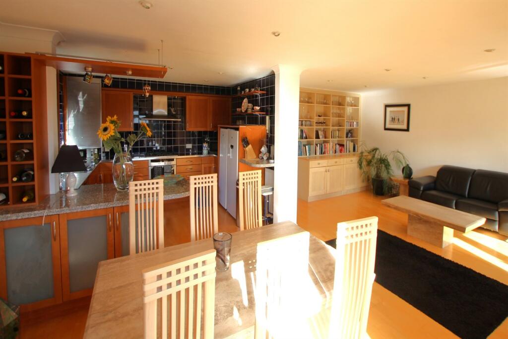 Open Plan Lounge/Din