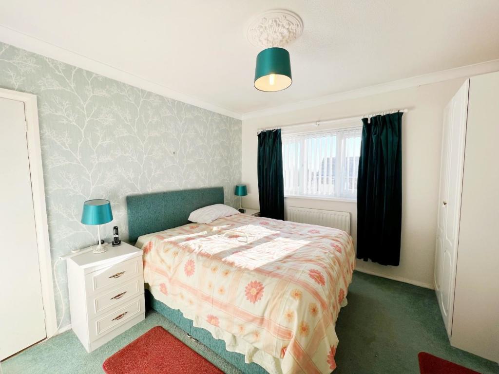 Bedroom 1 pic 2.jpg