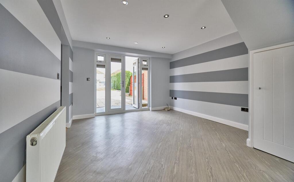 Dining Area to Rear