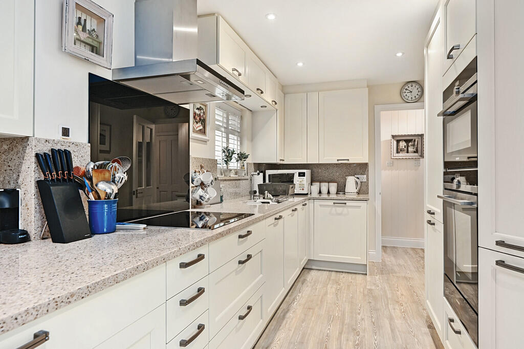 10 Jarretts Close...