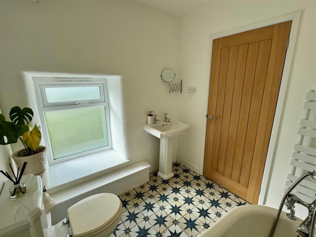 4 Higher Fraddon En Suite Bathroom