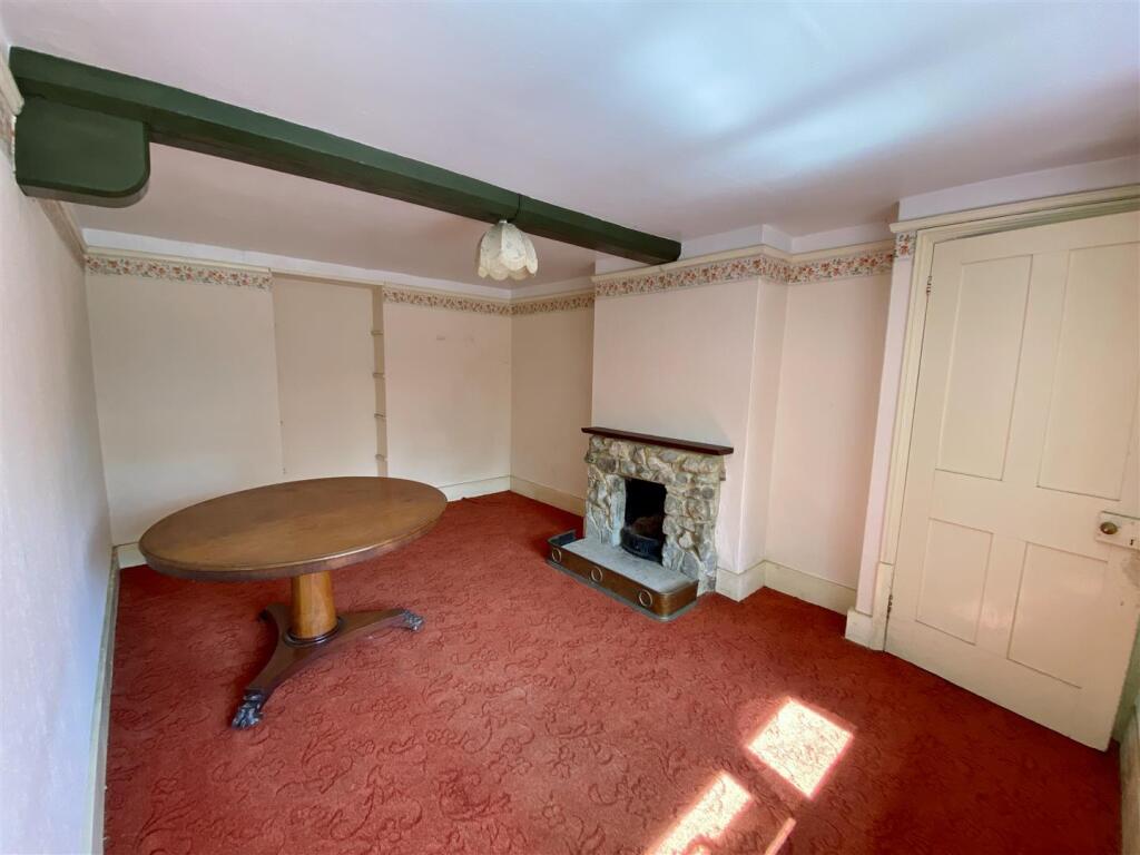 Dining/Sitting Room: