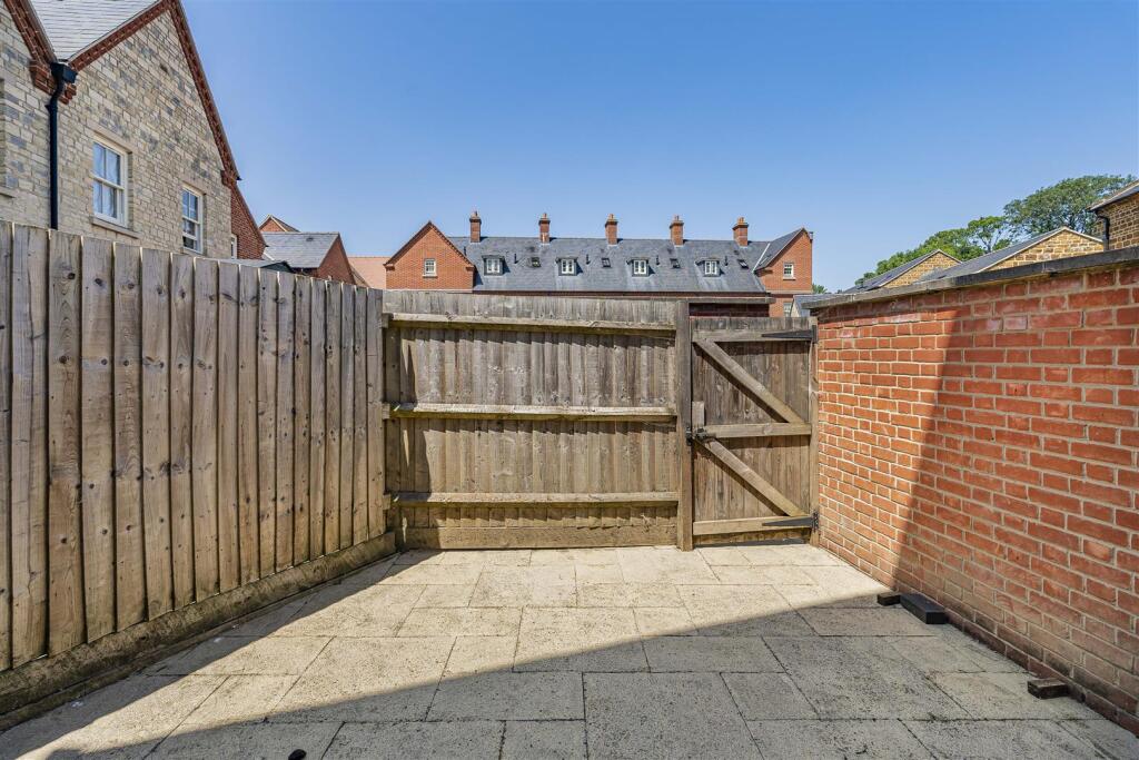 3 Chantry Lane, Towcester (37).JPG