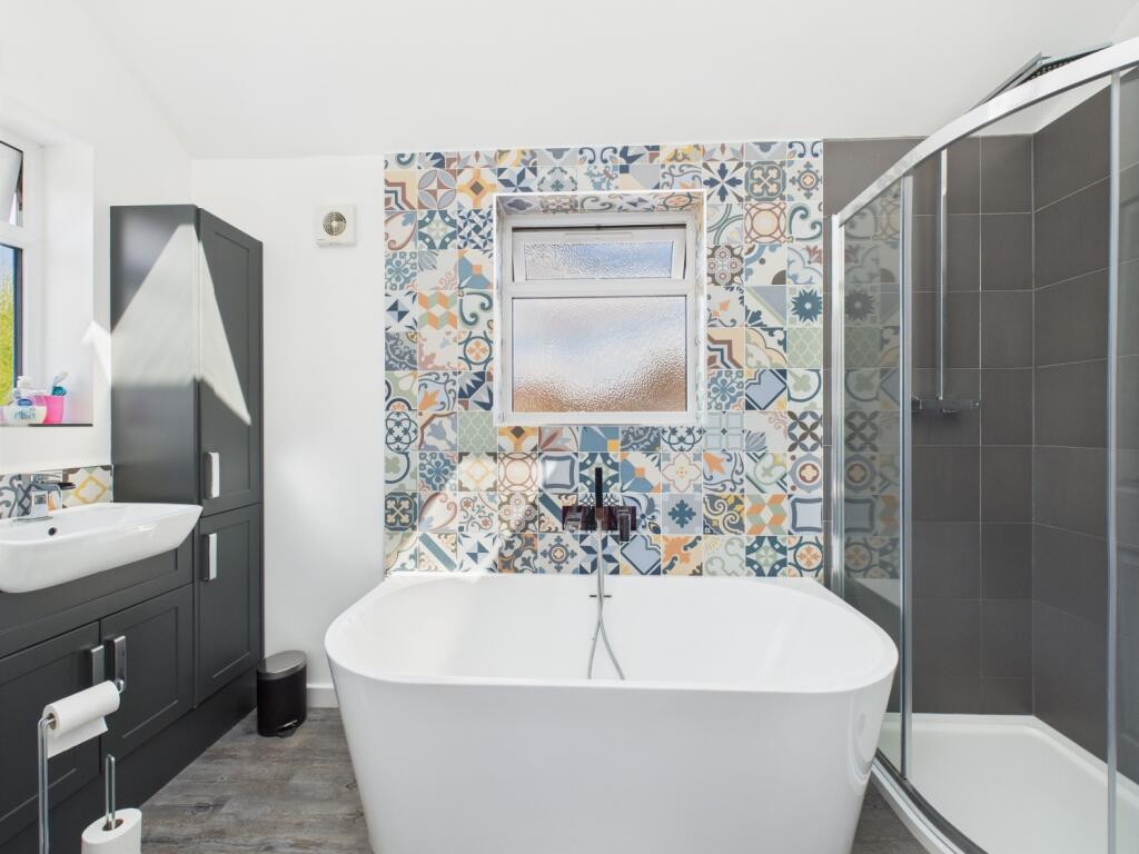 17. CAM04922G0-PR0050-STILL021