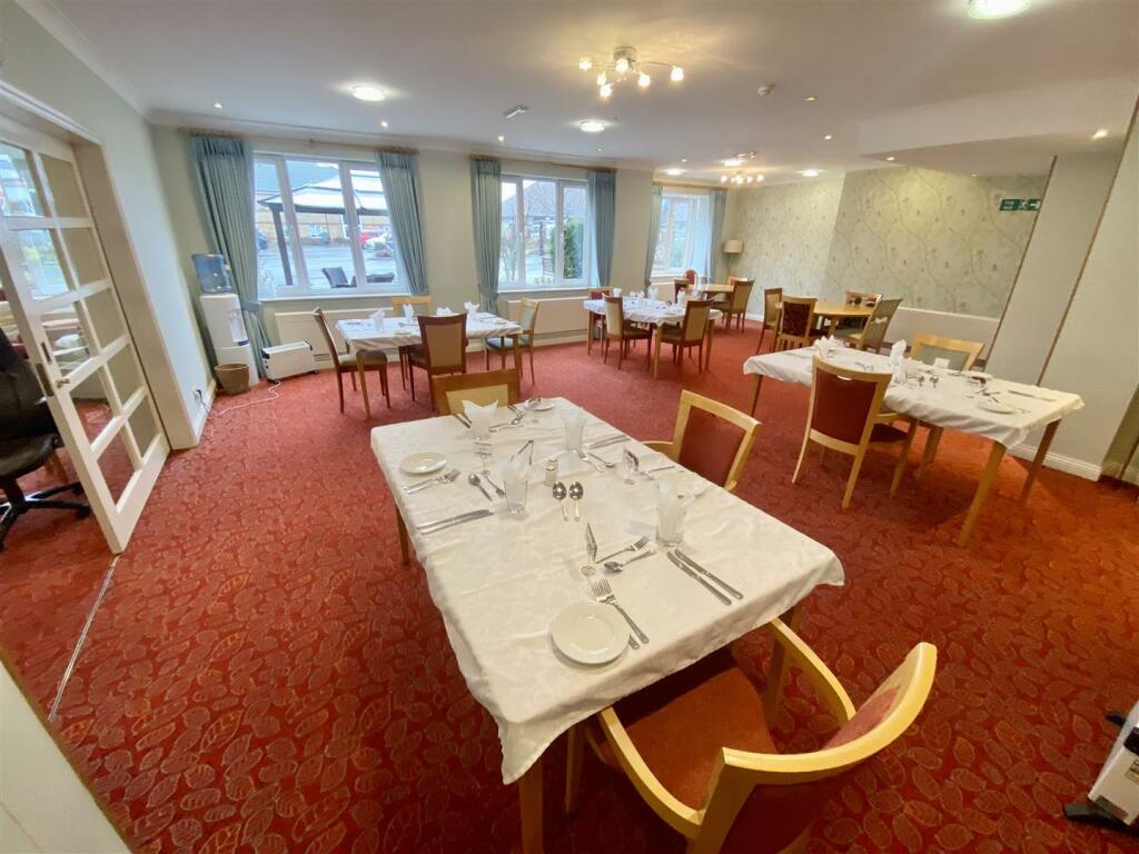 COMMUNAL DINING ROOM