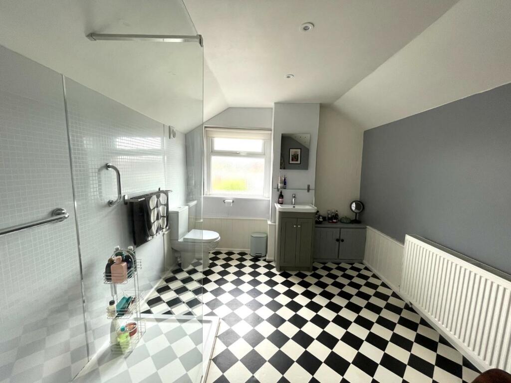Bathroom 2.JPG