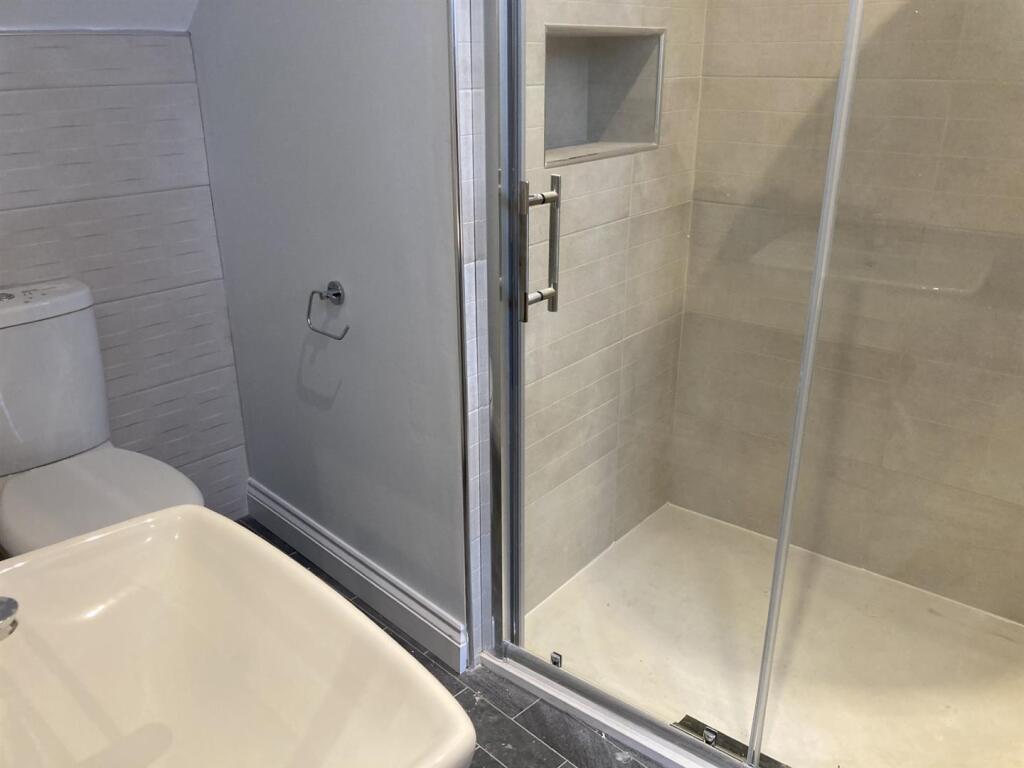 Bathroom 1.jpg