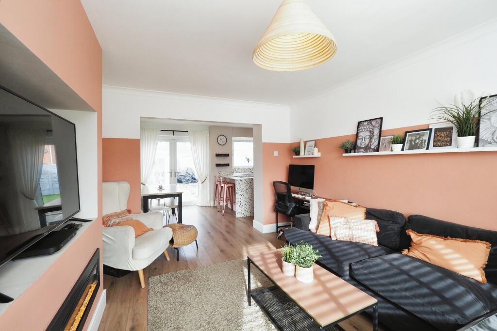 Cosy Living Room - Brilliant Layout to Dining