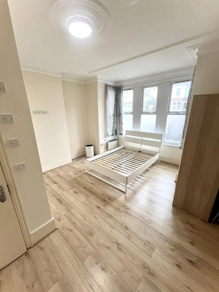 A Spacious Ground Floor, Private, En-Suite Room t