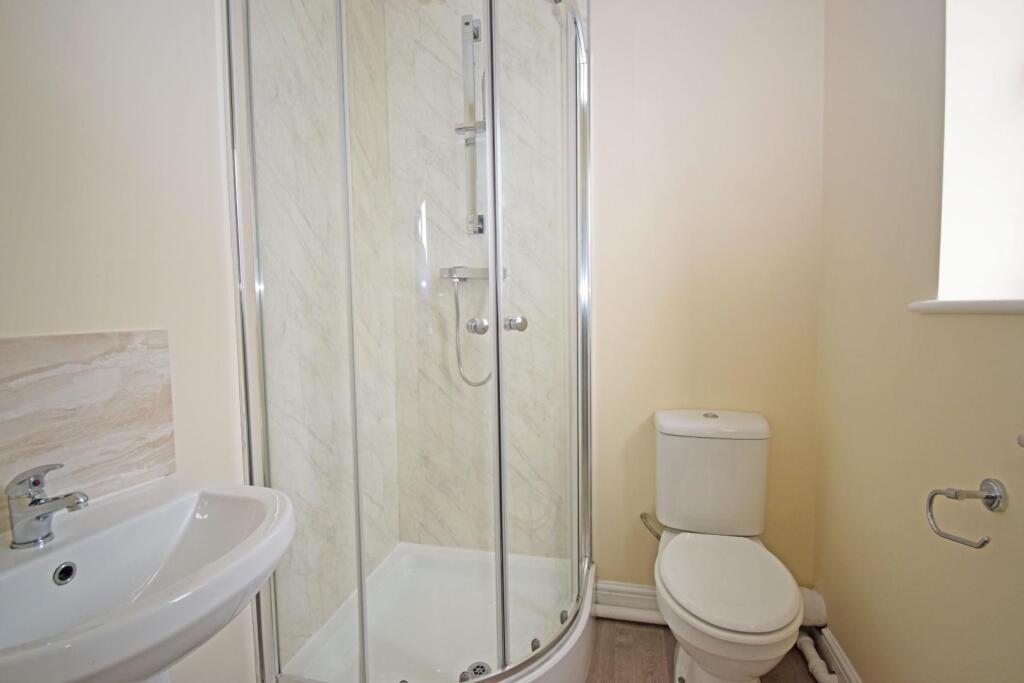 5 Periwinkle Cottages, bed 1 en suite.jpg