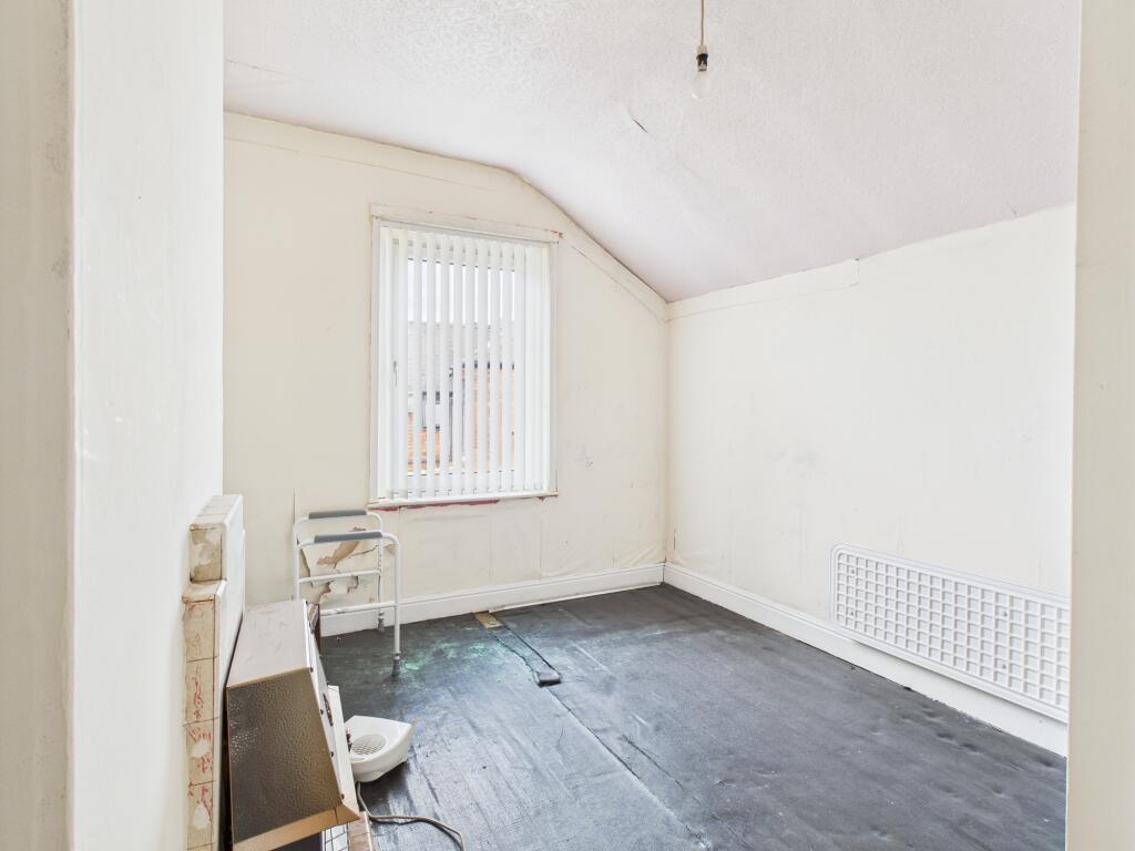 CAM04825G0-PR0128-STILL010