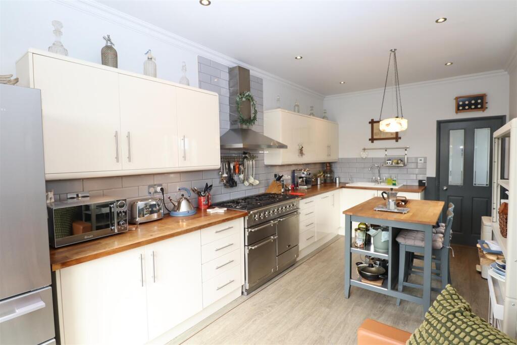 Kitchen/ Dining Room