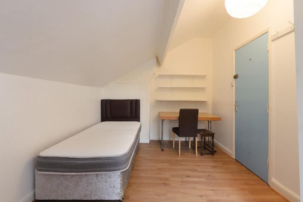 BEDROOM 6