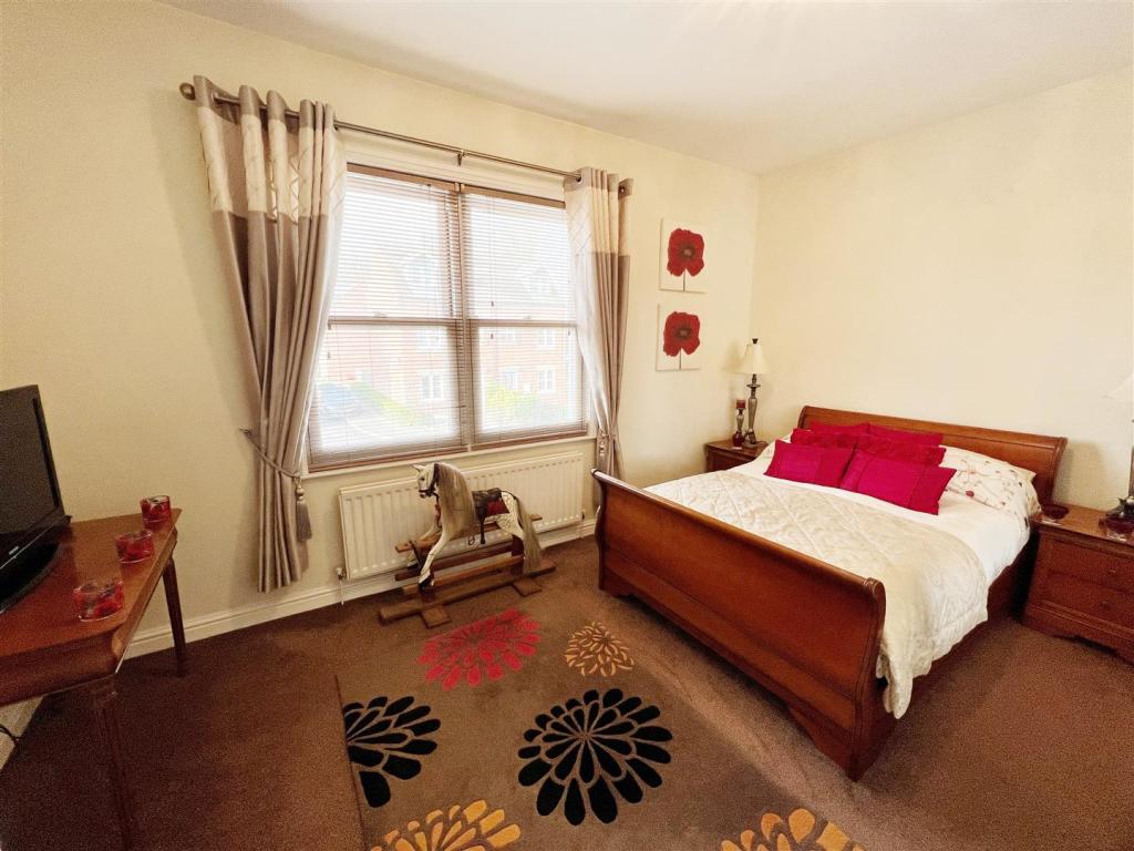 Master Bedroom pic 1.jpg