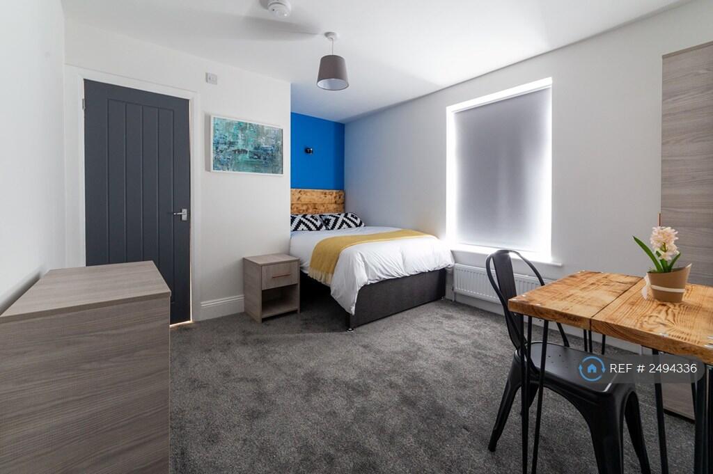 Room 4-Rent £650 Pm