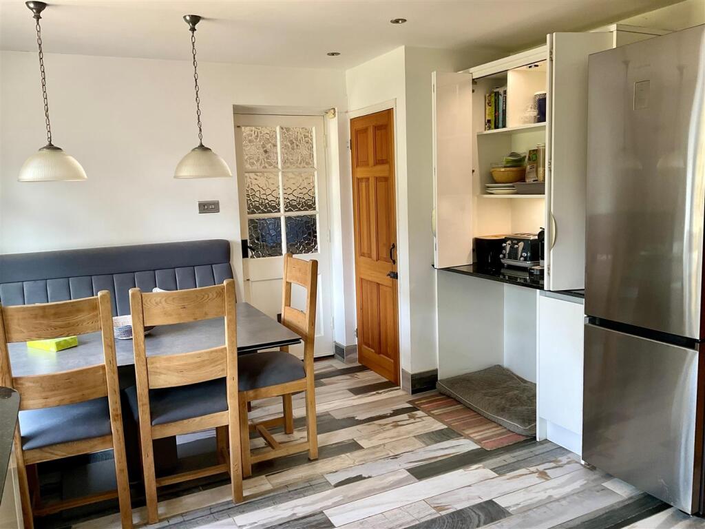 Kitchen pic1.jpg
