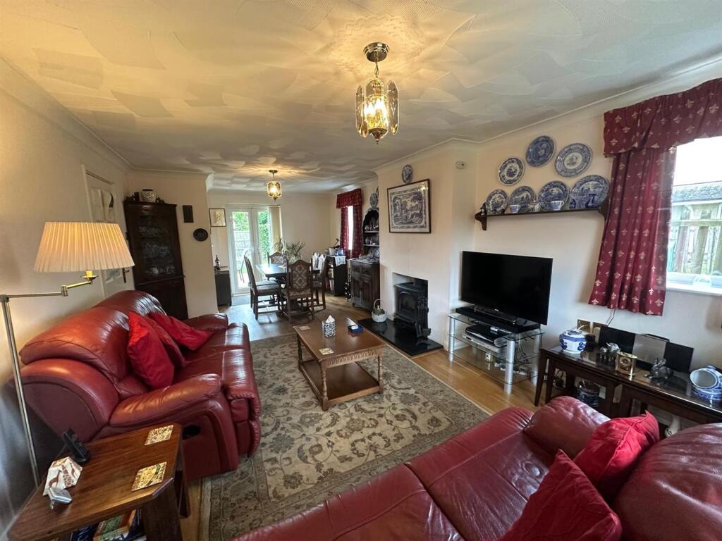 SITTING ROOM/DINER: 25' x 11'9"