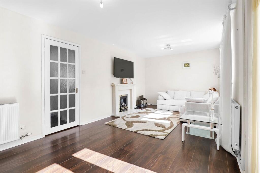 24 Camp Hill Avenue - Living room.jpg