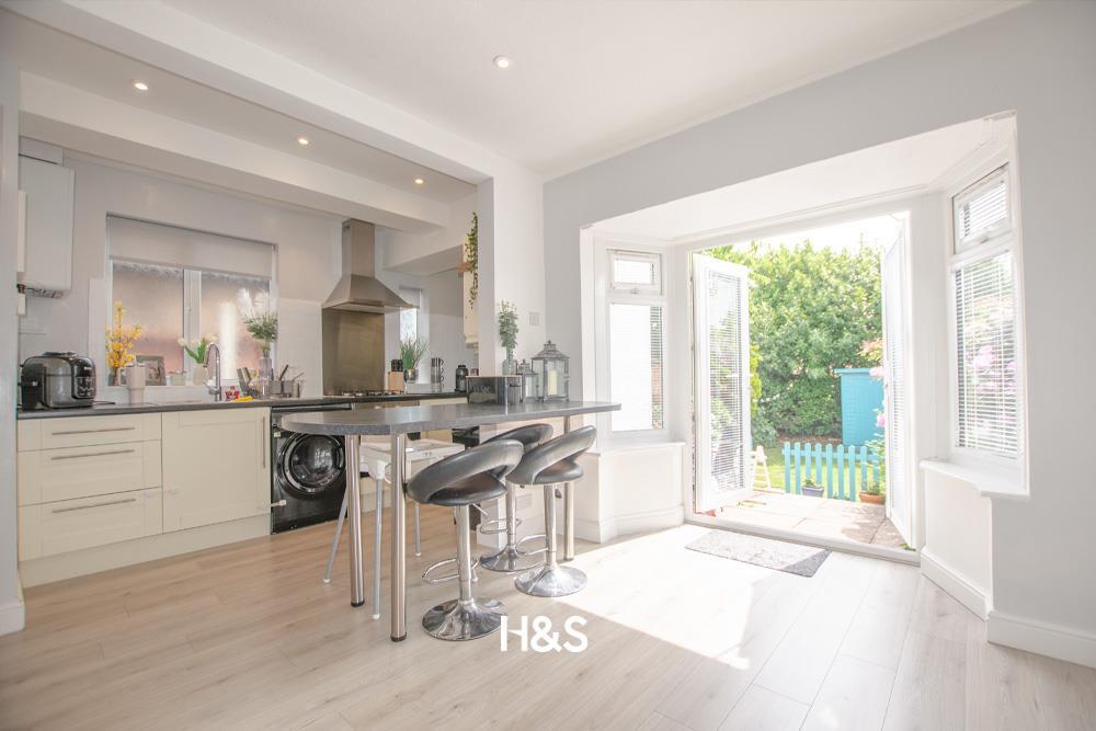 224 lincoln road north - kitchen.jpg