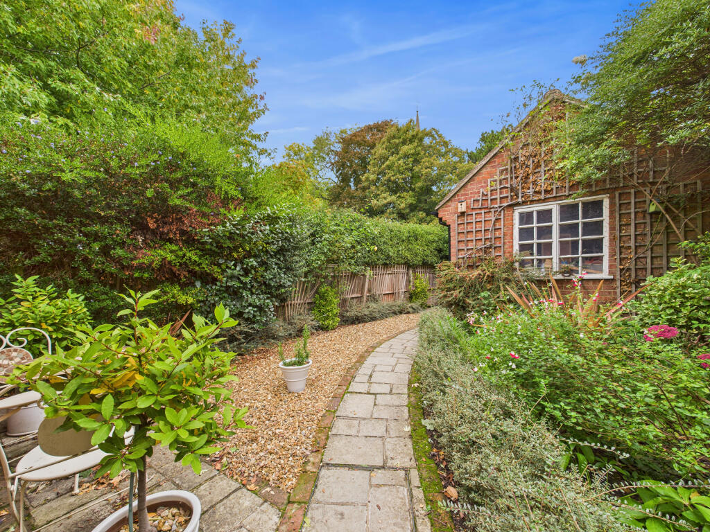 CAM01354G0-PR0600-STILL008