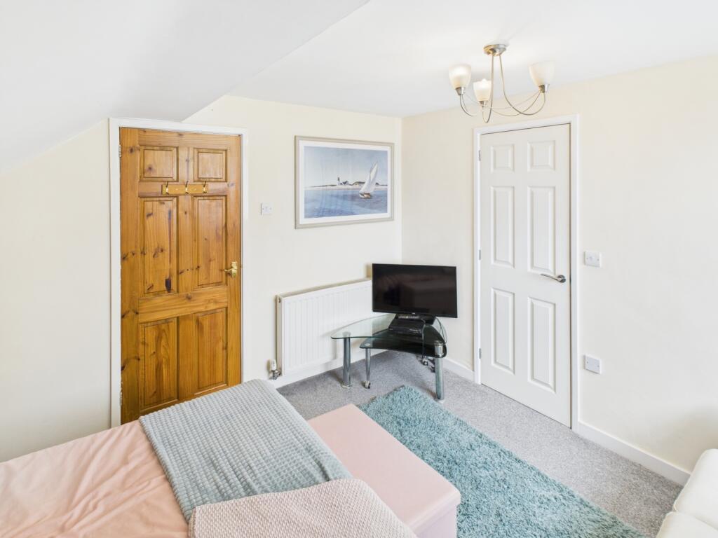 CAM04233G0-PR0019-STILL018