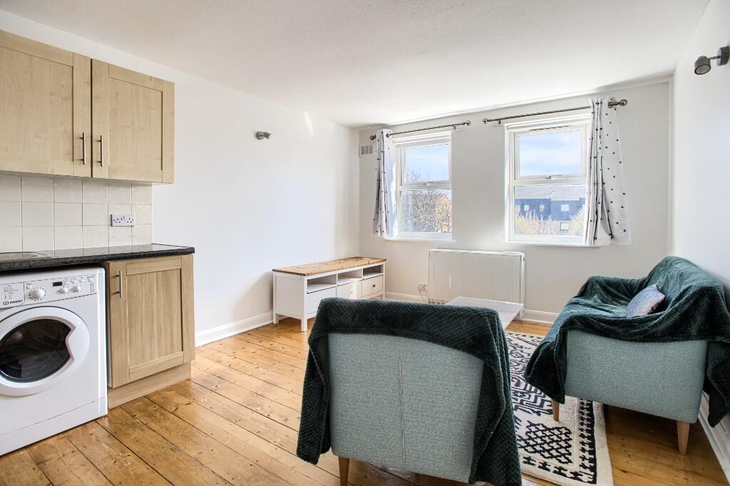 Lounge &amp; kitchen