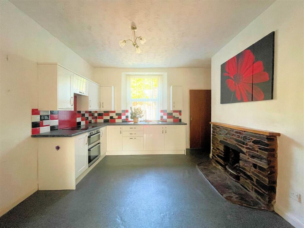 Kitchen 1.jpg