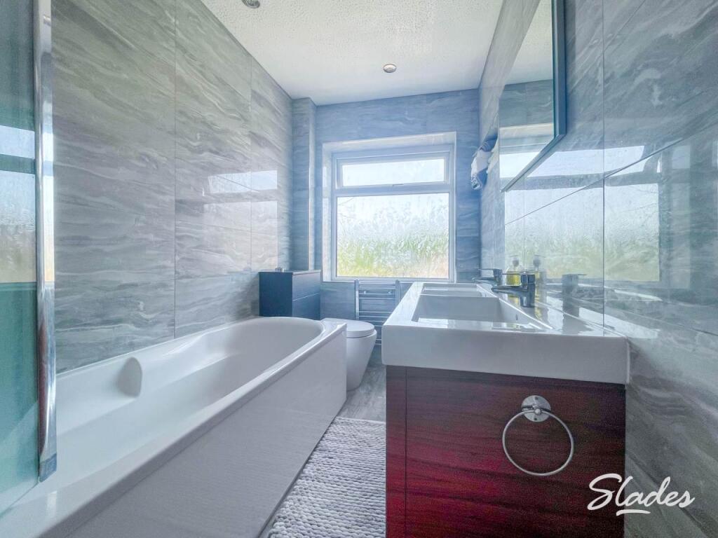 103 Meadway bathroom