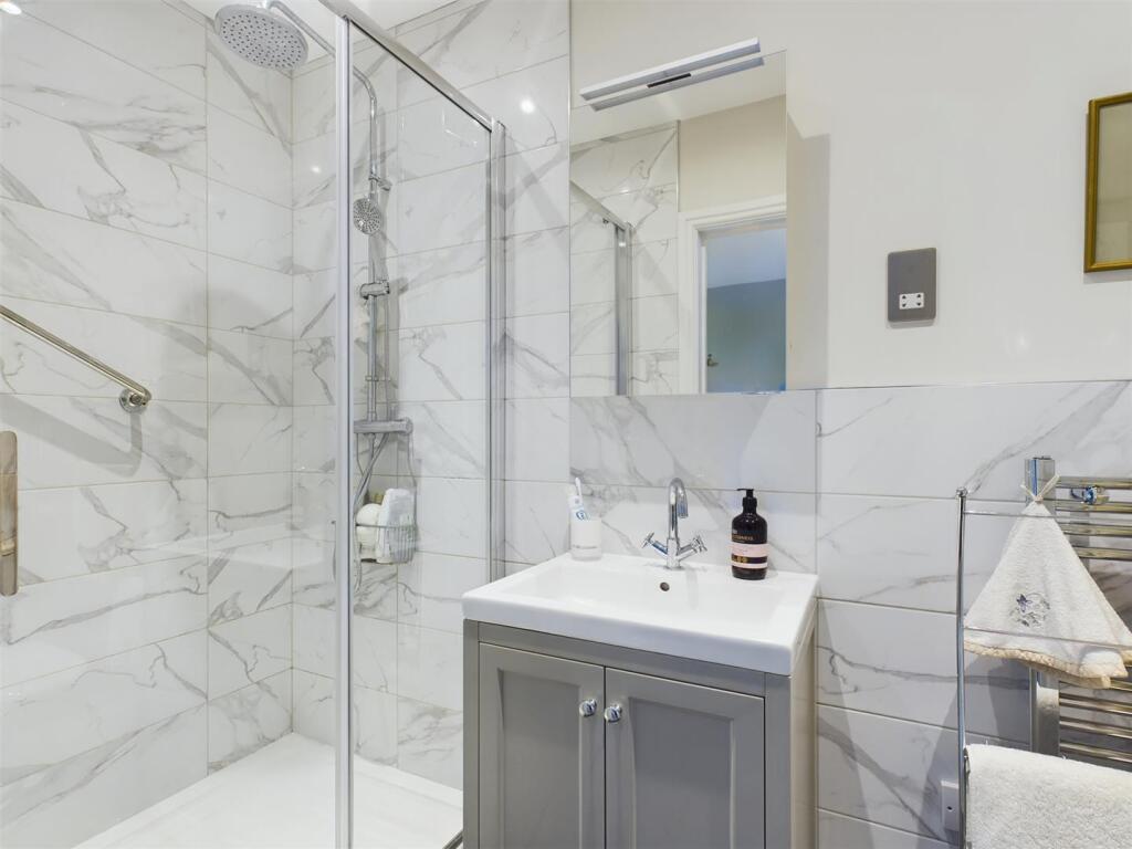 ensuite.jpg