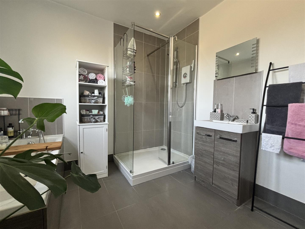 6 Avenue Road, Ashby