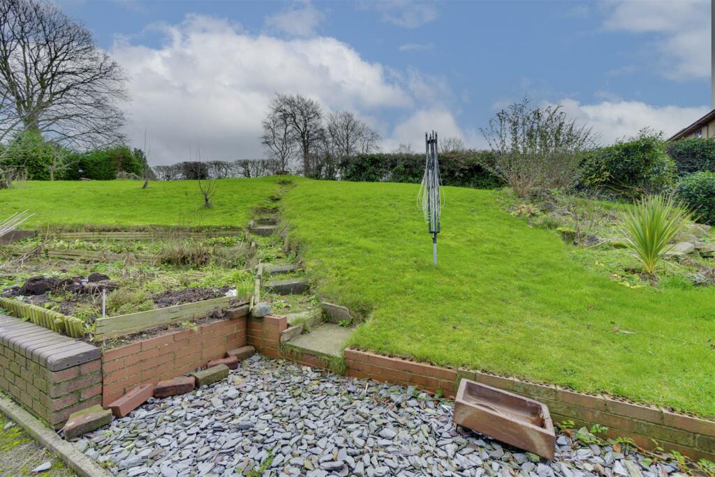 Extensive side gardens