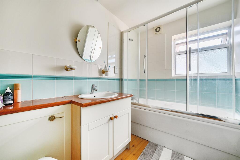 En-suite bathroom