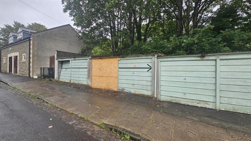 Garage 8 - 4 - Kensington Road