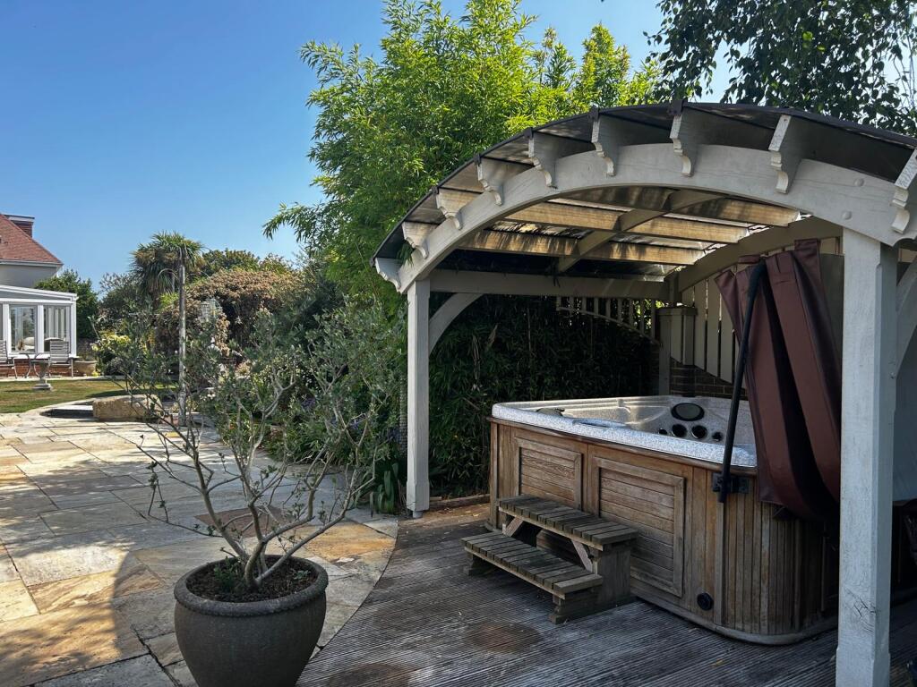 External Feature / Hot Tub*