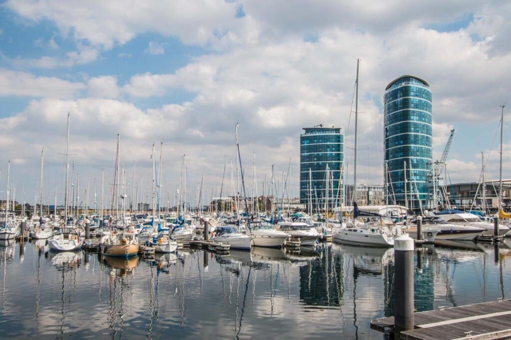 Marina Point East &amp; West Towers.jpg