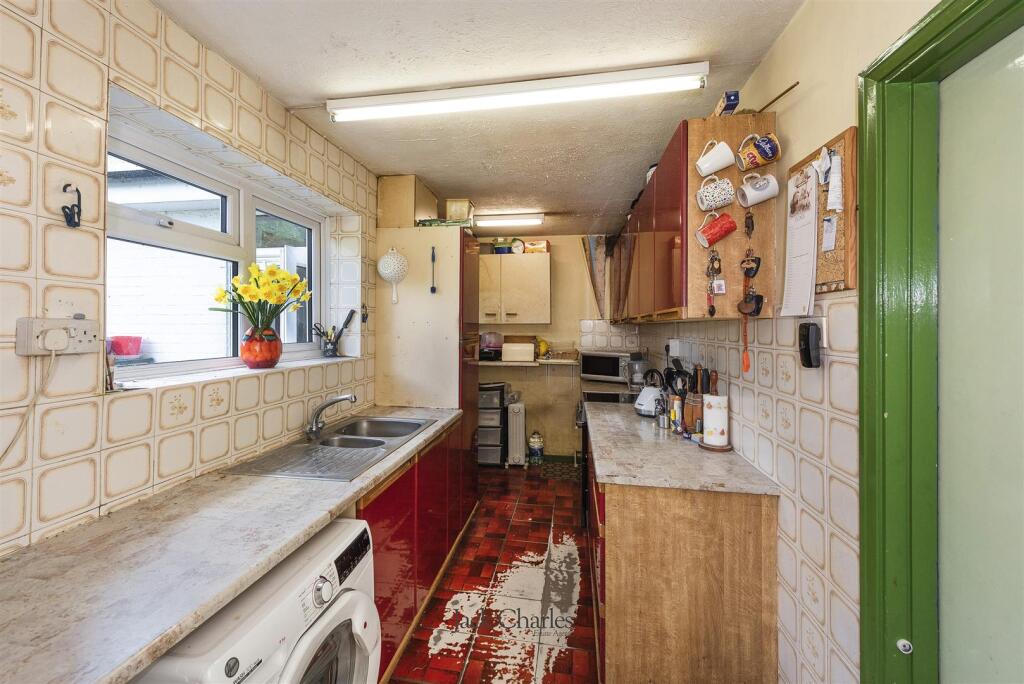 43 Burns Crescent, TN9 2PT 006.jpg