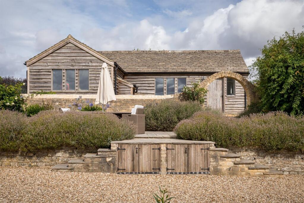 13 - High Barn - GL6 0QA - Web.jpg