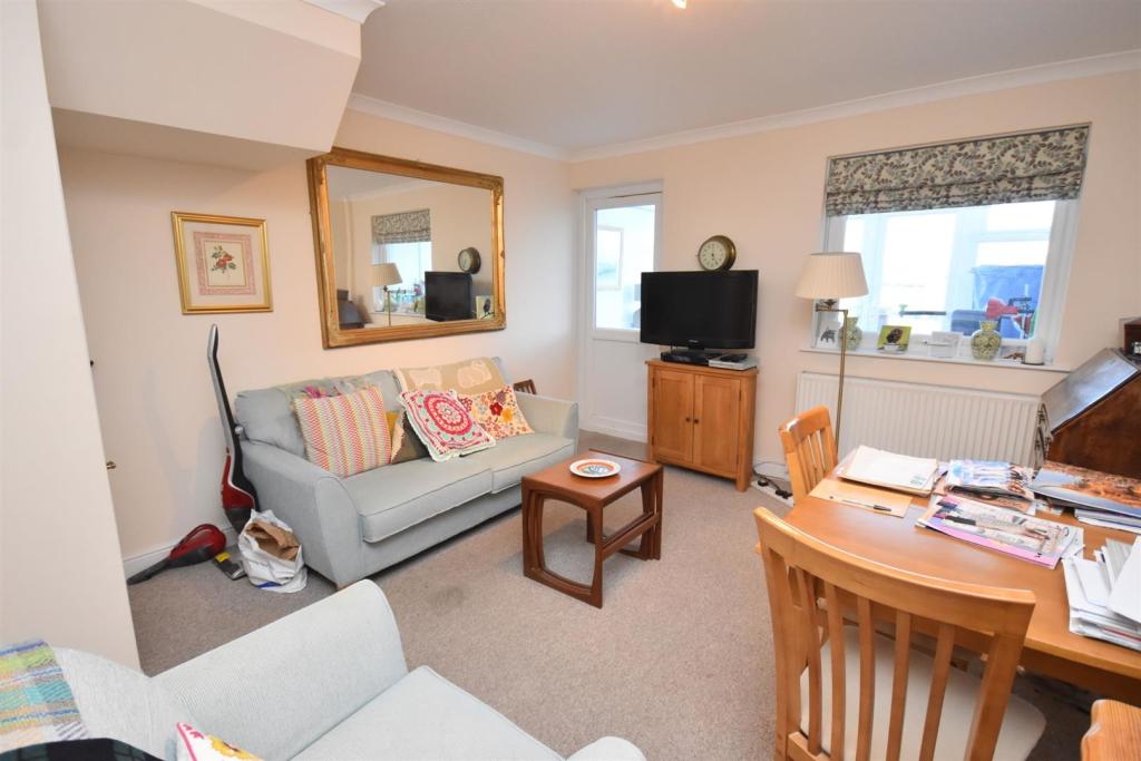 Living room 2.JPG