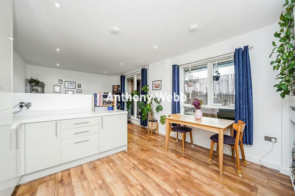 Kitchen/dining space