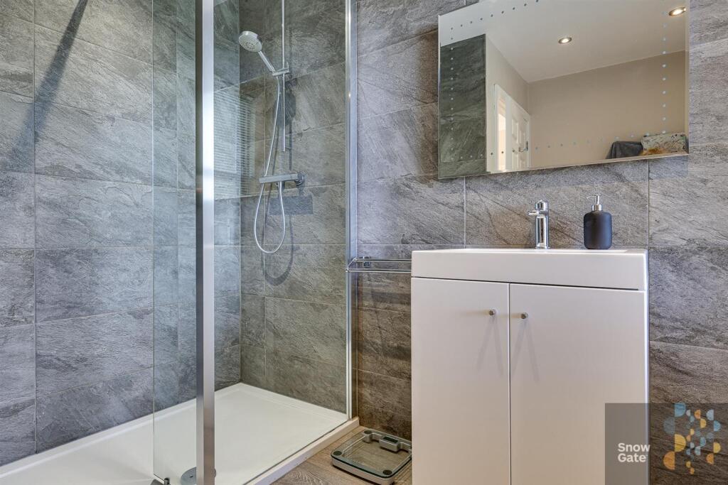 HOUSE SHOWER ROOM