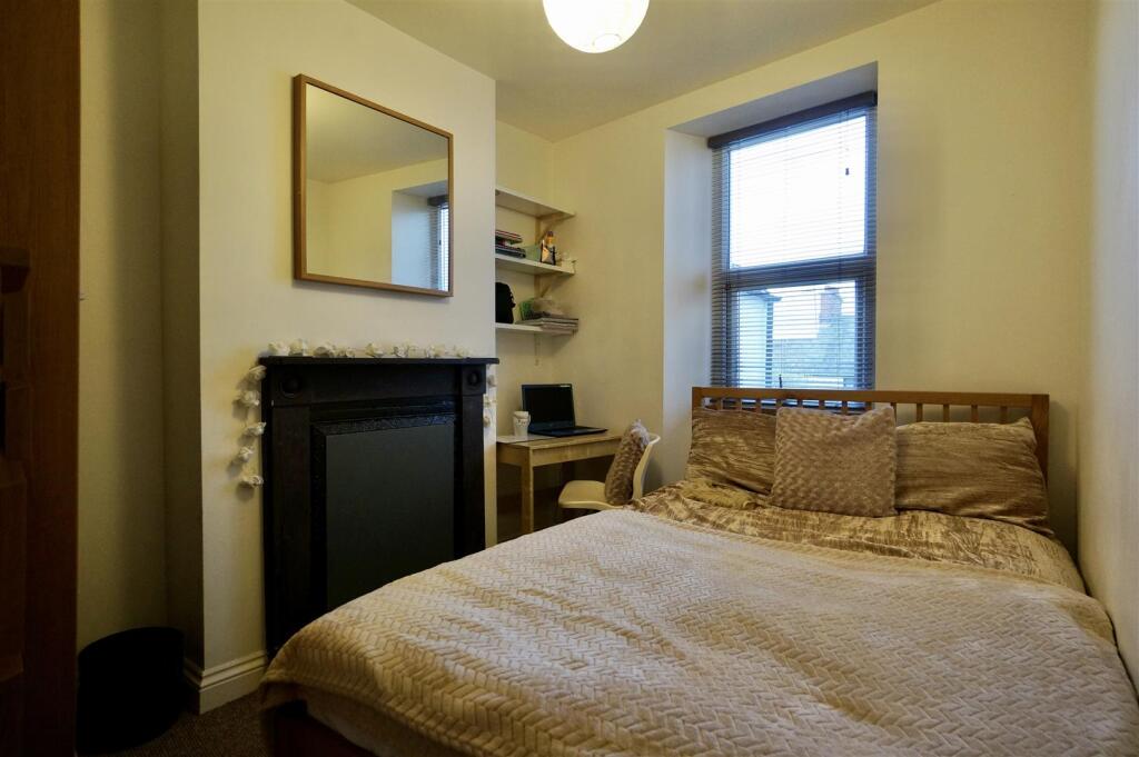 Bed2.jpg