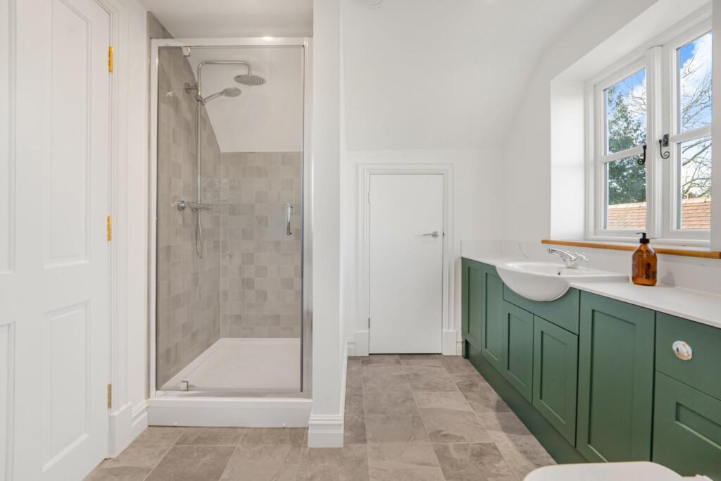 Bed 2 Shower Room.jpg