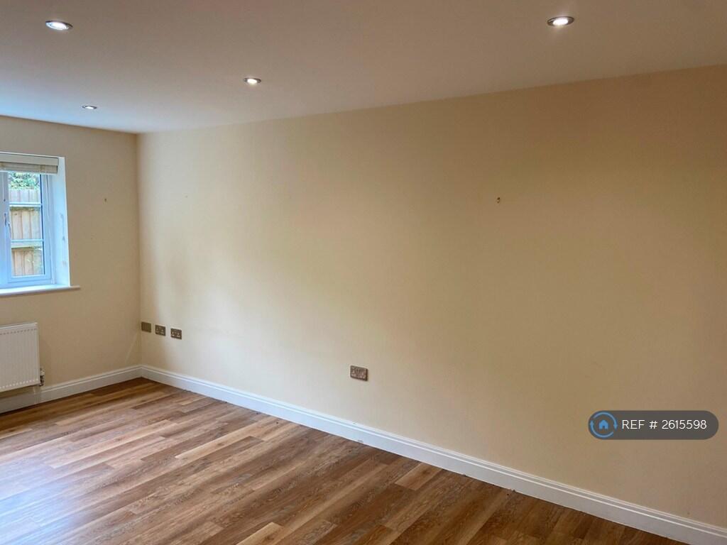 Living/Dining Room: 5.30m x 4.98m