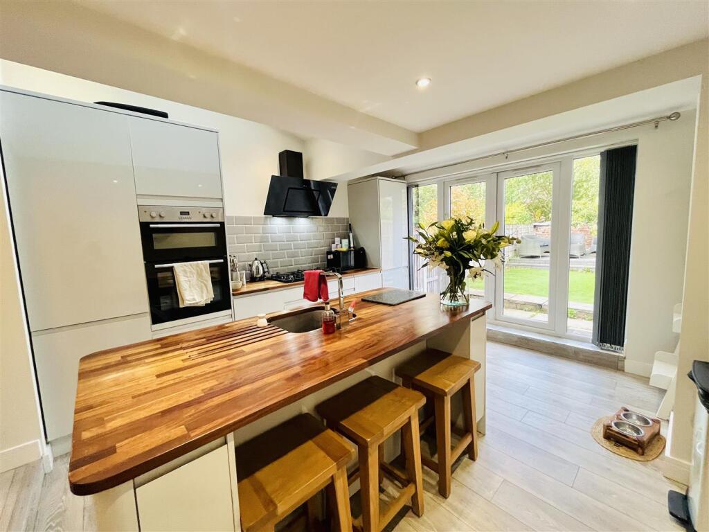 Live in Dining Kitchen