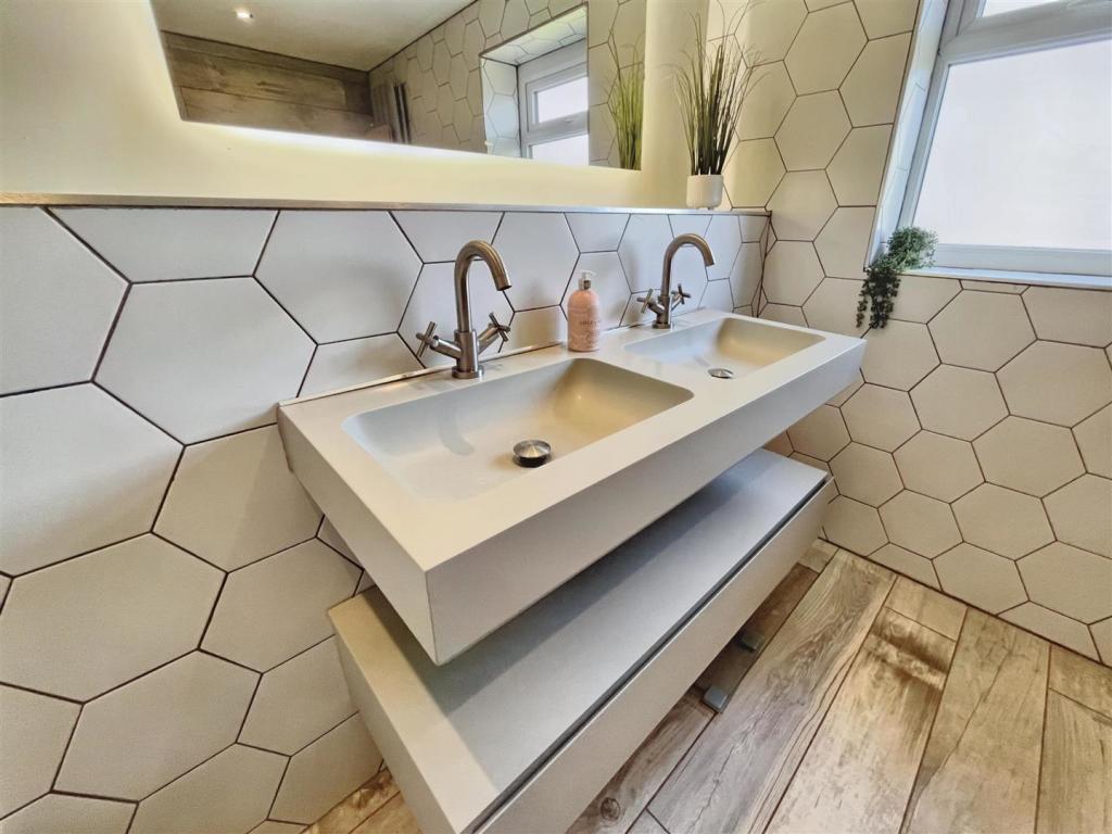 Twin Sink Unit