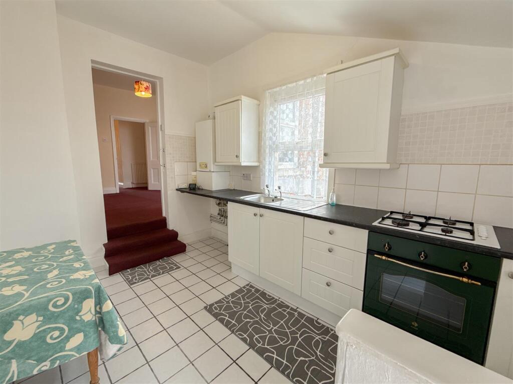 BREAKFASTING KITCHEN