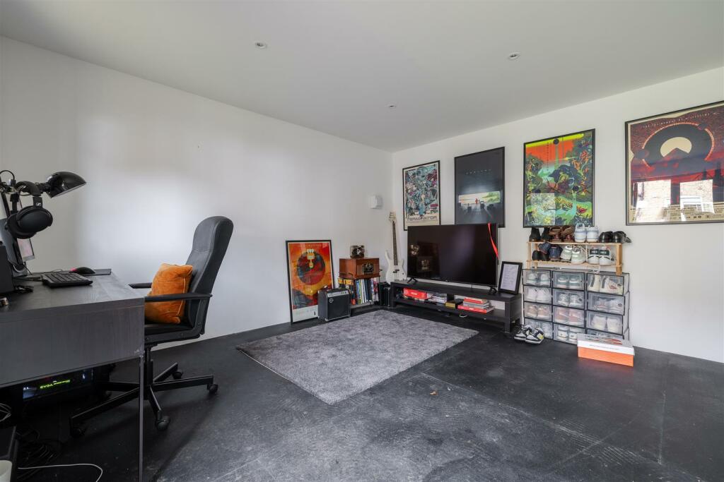 Thornwood Close, E18